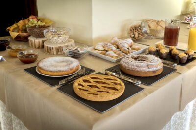 colazione a buffet hotel con colazione